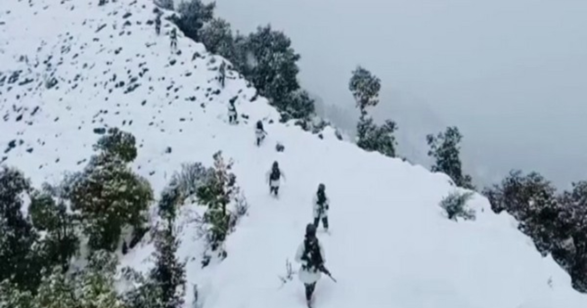 Despite heavy snowfall, Indian soldiers guard borders at 17,000 feet altitude